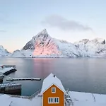 The Famous Yellow House Апартаменты *