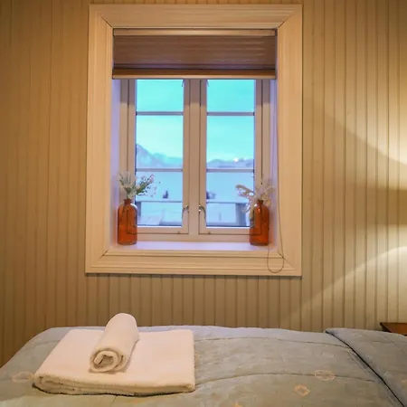 The Famous Yellow House * Reine