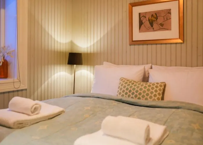 The Famous Yellow House شقة *