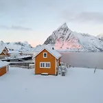 The Famous Yellow House Апартаменты