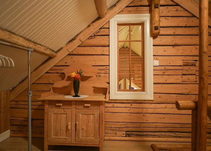 The Famous Yellow House * Reine